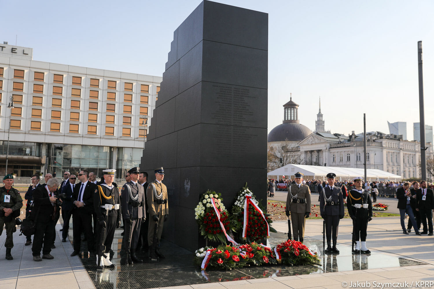 W Warszawie odsłonięto Pomnik Ofiar Tragedii Smoleńskiej 2010 roku