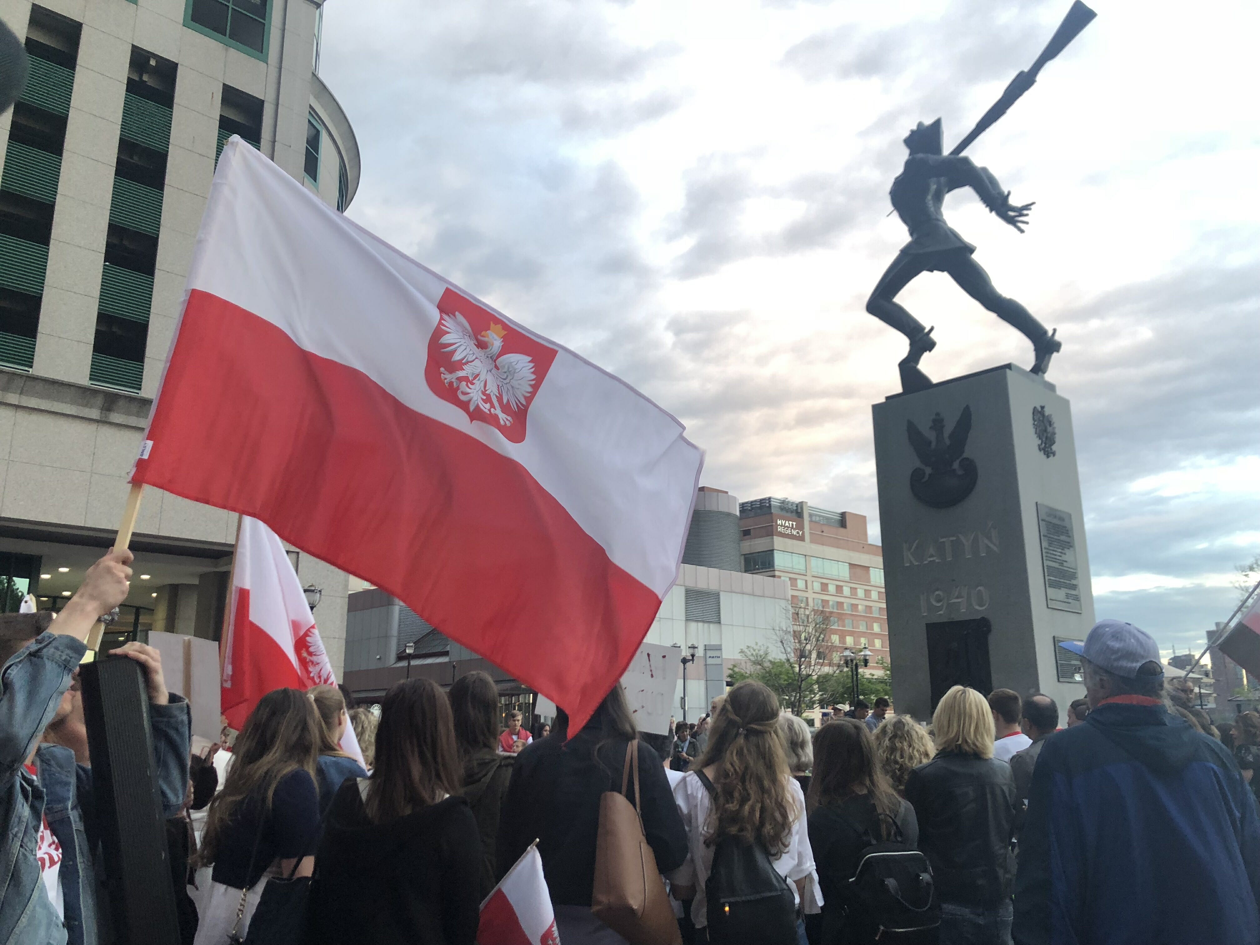 Polonia podzielona w sprawie przeniesienia Pomnika Katyń 1940 - posłuchaj wątpliwości Polonii