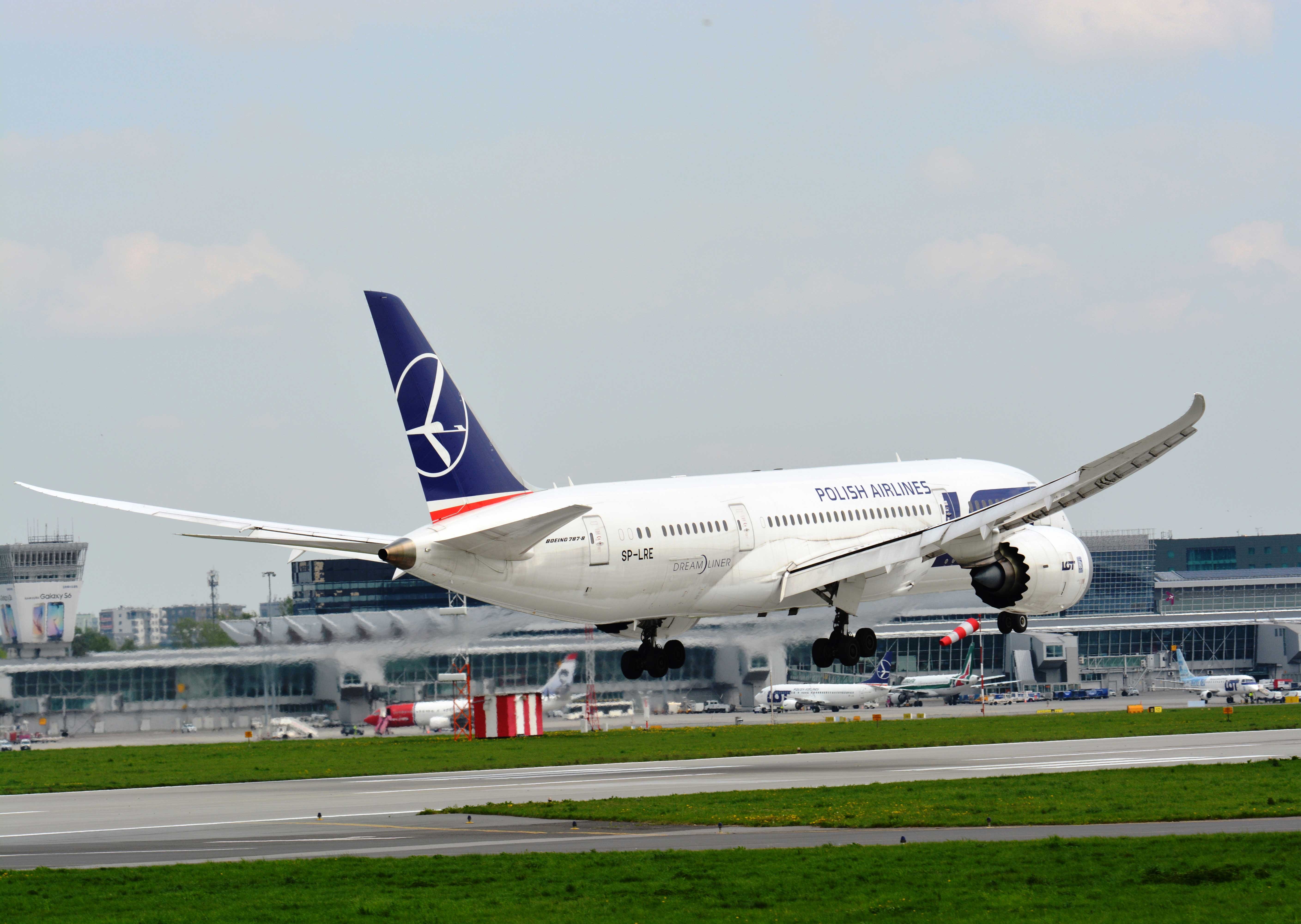Polskie Linie Lotnicze LOT wznawiają loty pasażerskie krajowe 1 czerwca