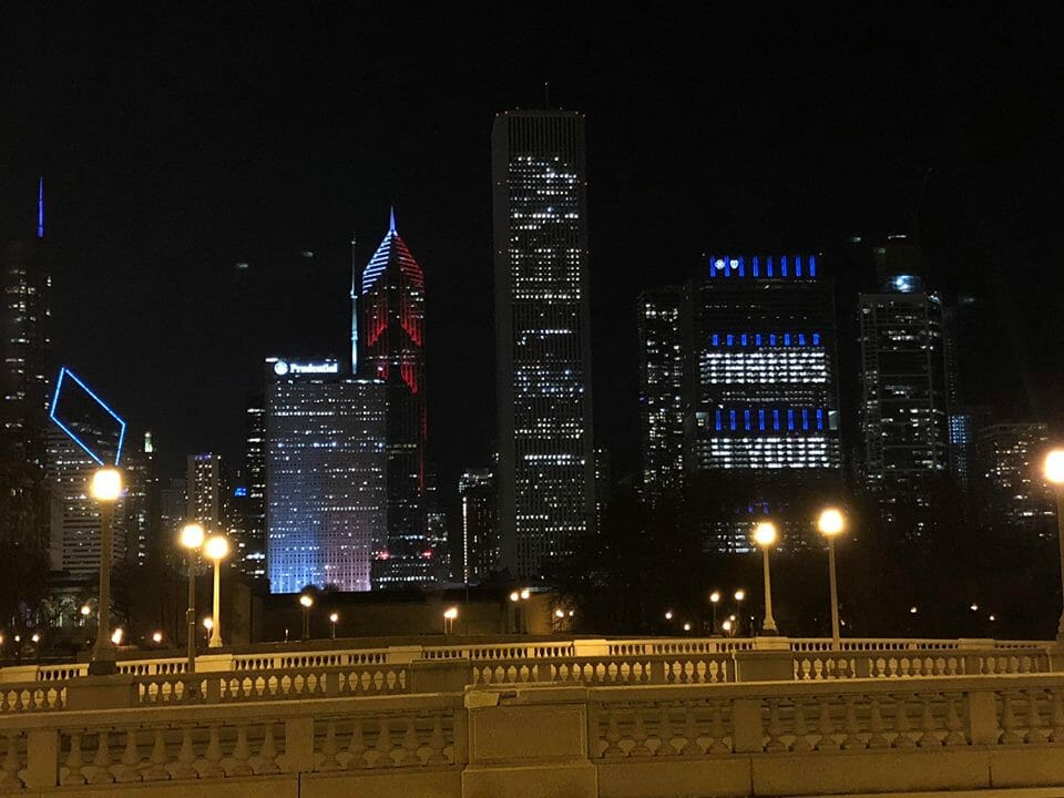 Budynek Prudential Plaza w centrum Chicago oświetlony na biało-czerwono z okazji 100. rocznicy Niepodległości Polski