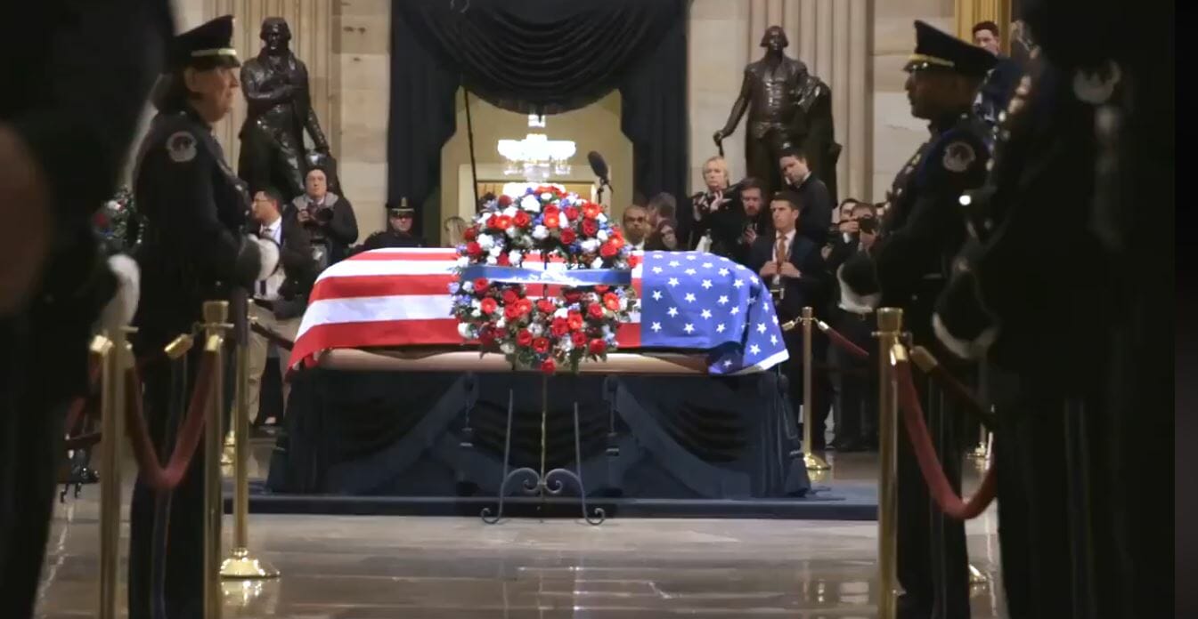 Trumna z ciałem George'a H.W. Busha wystawiona na Kapitolu