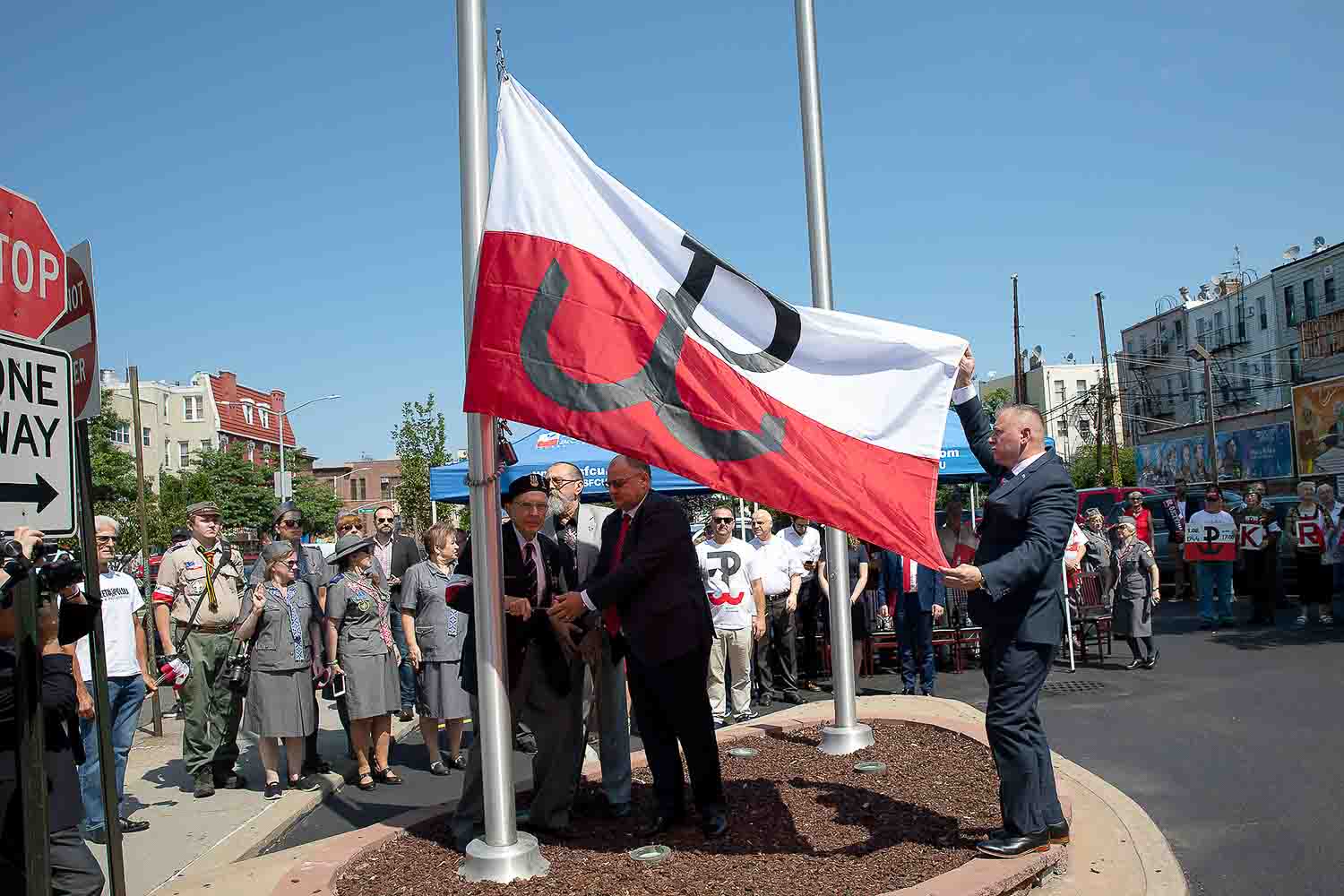 Flaga z symbolem Kotwicy na cześć Powstańców Warszawskich przez 63 dni na Greenpoincie