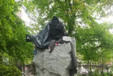 Pomnik Księdza Popiełuszki na Greenpoincie zdewastowany