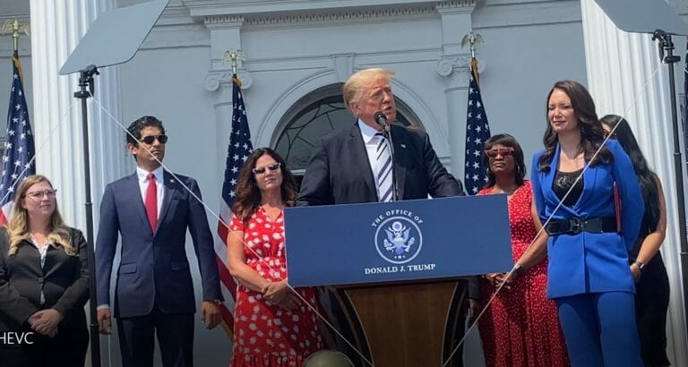 Prezydent Donald Trump raniony podczas wiecu wyborczego