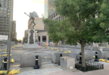 Pomnik Katyński w Jersey City ogrodzony