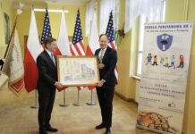 Rodzina ambasadora USA w Polsce Marka Brzezińskiego uhonorowana tablicą pamiątkową