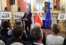 Minister Gliński odebrał w Nowym Jorku zaginione dzieła sztuki