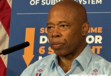 Pytanie do burmistrza NYC – kogo zasługą jest obniżenie liczby migrantów w NYC?