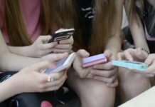 Nowy Jork wprowadza jednolitą politykę zakazu używania telefonów w szkołach publicznych